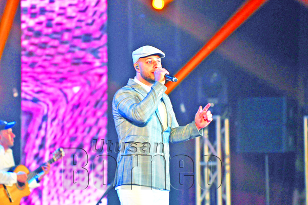 MAHER Zain menghiburkan peminat pada konsert siri akhir di Sabah.