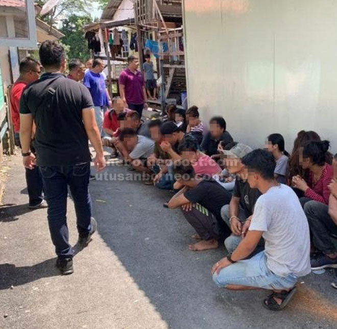  Antara individu yang ditangkap polis dalam serbuan polis di Kampung Tabuan Lot.