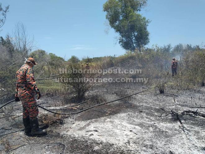  Anggota bomba di lokasi kebakaran belukar di Marina bagi memadamkan api. 