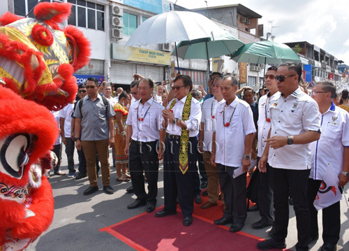 Ketibaan Abang Johari di Pekan Marudi, turut disambut dengan persembahan tarian singa.