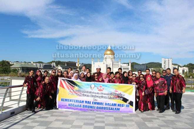  Kelab Jaresda Limbang tidak melepaskan peluang merakam kenangan di sebuah masjid di bandar Brunei.