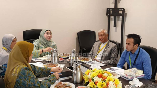  Abang Wahap (dua kanan) dan kakitangan Dewan Bandaraya Kuching Utara mengadakan pertemuan bersama Hasidah (tengah).