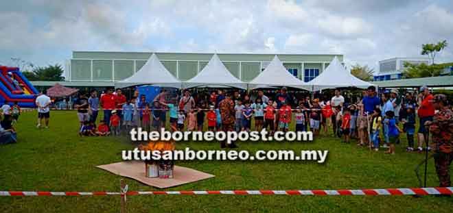  Pegawai bomba menyampaikan ceramah dan melakukan demonstrasi memadamkan kebakaran menggunakan alat pemadam api. 