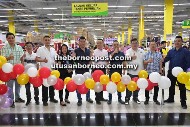  Moh (lima kiri) bersama-sama tetamu lain semasa upacara pembukaan Everwin Hypermarket, semalam.