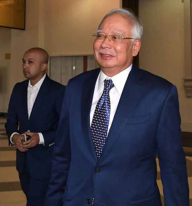 Najib (kanan) keluar dari Mahkamah Tinggi di Kuala Lumpur, semalam selepas sebutan semula tujuh pertuduhan membabitkan dana SRC International Sdn Bhd berjumlah RM42 juta. — Gamabr Bernama