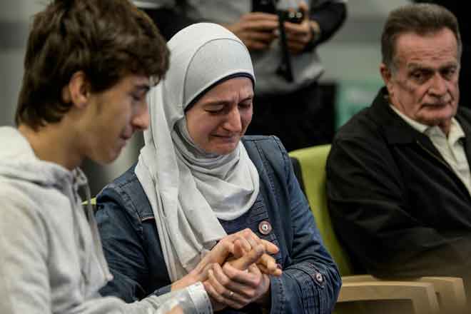  Zaid (kiri) dan ibunya menangis ketika mengadakan                sidang media di Christchurch pada Jumaat. — Gambar AFP