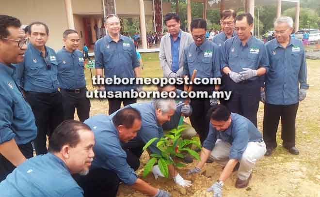  Awang Tengah menyempurnakan upacara penanaman pokok bersama Len (kiri) dan Hamden (kanan) pada Majlis Sambutan Hari Hutan Antarabangsa Peringkat Negeri Sarawak 2019 di Bintulu, petang semalam. Turut kelihatan (dari kanan) Talib, Dr Rundi serta yang lain.