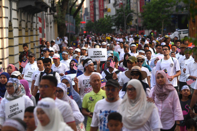 Rakyat Malaysia tanpa mengira kaum, agama dan ideologi politik berarak dari Sogo dan berhimpun di Dataran Merdeka hari ini. - Gambar Bernama 