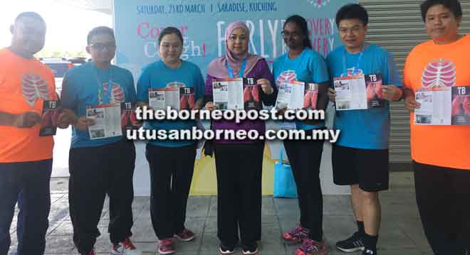  Dr Jamilah bersama kakitangan JKN Sarawak menunjukkan risalah mengenai penyakit tibi.