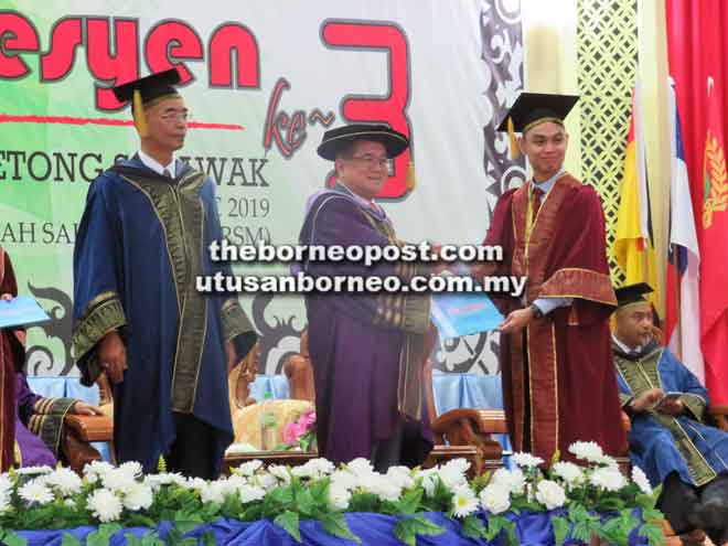  Uggah nyuaka Diploma ngagai siku graduet ti mujur nembuka pelajar iya ba PMBS.