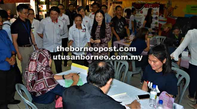  Lau (tengah) sambil diiringi Dr Teh (tiga kiri) serta yang lain ketika melawat kaunter kesihatan pada Sambutan Hari Tibi Sedunia Peringkat Bahagian Sibu 2019, semalam.