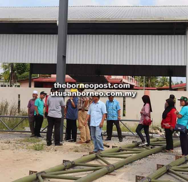  Mohd Chee bersama tetamu kehormat lain menyempurnakan Majlis Simbolik Menaikan Tiang Dewan Terbuka di Town Square Kabong, semalam.