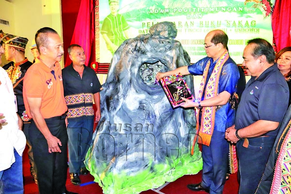 MADIUS (dua dari kanan) menyempurnakan gimik pelancaran majlis itu.