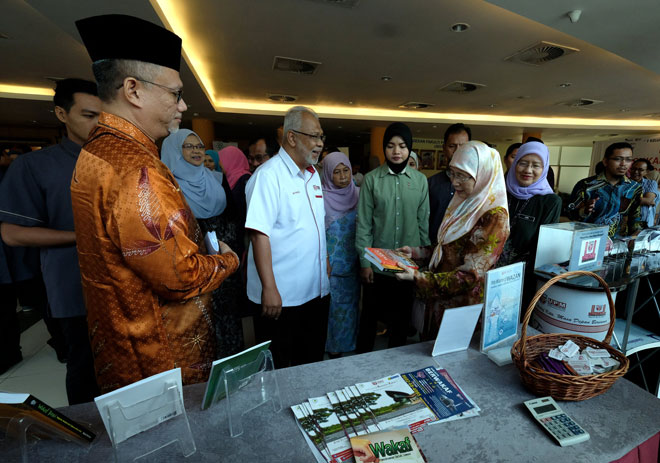  Wan Azizah (dua kanan) melawat pameran selepas merasmikan Seminar Sukarelawan Peringkat Kebangsaan di Universiti Putra Malaysia (UPM), dekat Serdang, semalam. Turut kelihatan Naib Canselor Universiti UPM, Prof Datuk Dr Aini Ideris (kanan). — Gambar Bernama