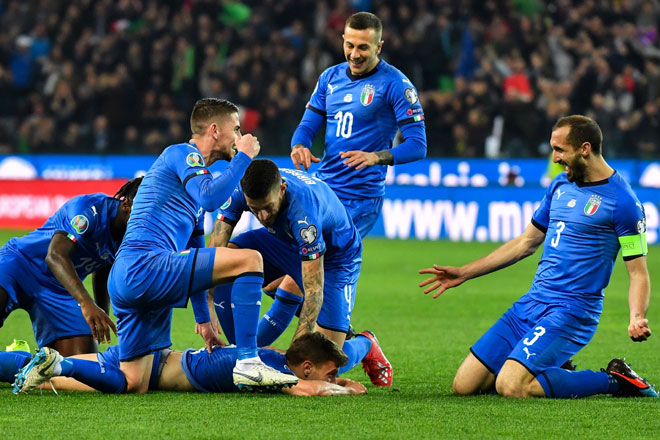  Barella (bawah)meraikan jaringannya bersama rakan sepasukan ketika beraksi pada perlawanan kelayakan Euro 2020 menentang Finland di Stadium Friuli, Udine pada Sabtu lepas. — Gambar AFP