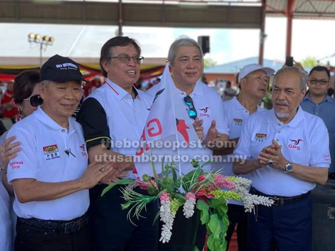  Abang Johari bersama Awang Tengah, Naroden dan Asfia mengibarkan bendera GPS sempena Majlis Pelancaran Pesta Gedong semalam.