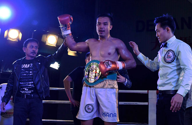  Adli Hafidz diumumkan sebagai pemenang selepas menewaskan Bambang Rusiadi untuk merangkul tali pinggang Majlis Tinju Asia (WBC) kategori Middleweight di Kompleks Sukan Daiman Johor Jaya malam kelmarin. — Gambar Bernama