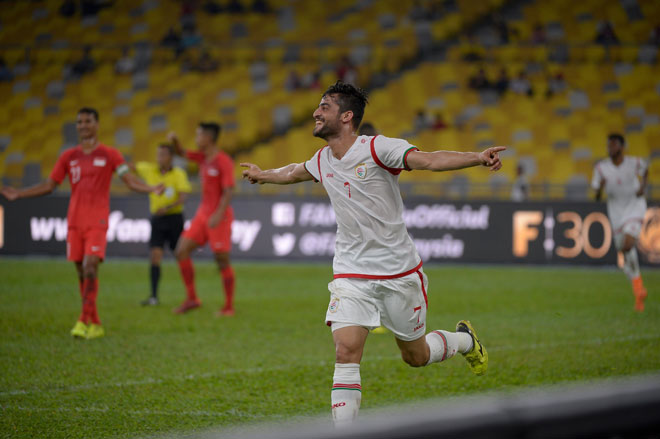  Aksi pemain Oman, Abdul Aziz Humaid Mubarak Al-Maqbali setelah berjaya menjaringkan gol sewaktu perlawanan akhir menentang pasukan Singapura pada Kejohanan Piala Air Marine 2019 di Stadium Nasional Bukit Jalil , Kuala Lumpur kelmarin. — Gambar Bernama