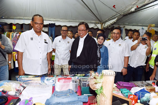  Abang Johari mengunjungi gerai jualan Muda Hashim Garage Sale 4.0 Tahun 2019 di Kuching, malam kelmarin.