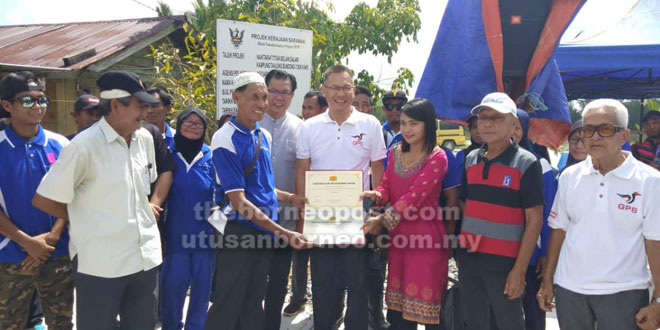  Abdullah pada upacara ringkas penyerahan Projek Naik Taraf Titian Belian Dalam Kampung Tanjung Bundung yang telah siap dibina.