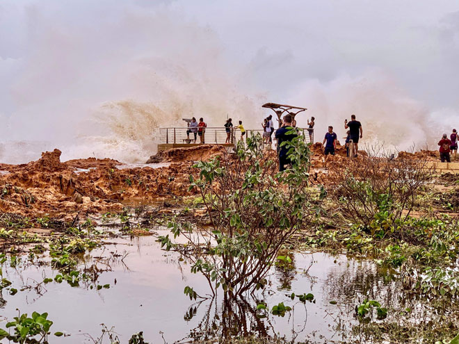  Orang awam melihat ombak besar yang dibawa Siklon Veronica membadai pantai di Pelabuhan Hedland, Barat Australia, semalam. — Gambar Reuters