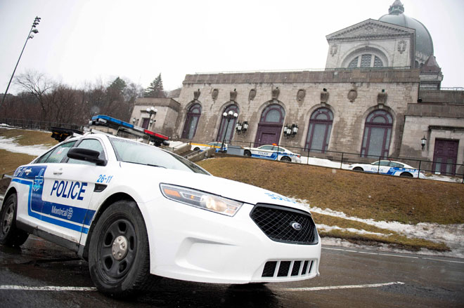  Polis berkawal di Saint Joseph’s Oratory di Montreal, selepas kejadian tikaman paderi Katolik Grou ketika misa Jumaat lalu. — Gambar AFP