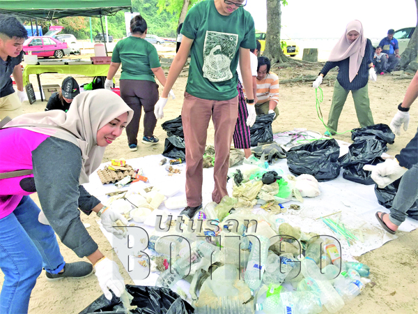 SEJUMLAH 41.8 kg sampah sarap yang telah dikumpul dari ODEC, Pantai UMS dan diasingkan kepada beberapa kategori oleh para peserta.