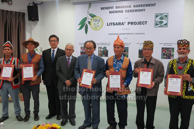  Lima wakil komuniti yang terlibat dalam Projek Litsara bergambar bersama Pengerusi SBC Tan Sri Datuk Amar Wilson Baya Dandot semasa majlis menandatangani Perjanjian Perkongsian Faedah baru-baru ini.