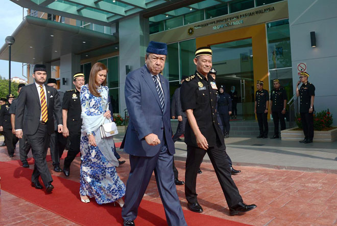  Sultan Sharafuddin (dua kanan) bersama Tengku Norashikin (tiga kanan) serta Tengku Amir Shah (kiri) berkenan hadir ke Majlis Perasmian Kompleks Suruhanjaya Pencegahan Rasuah Malaysia (SPRM) Negeri Selangor di Seksyen 16 Shah Alam, semalam. — Gambar Bernama