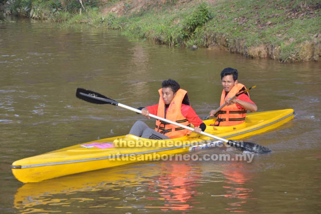  Salah satu cabaran semasa pertandingan Eco-Race ialah kayak penambang.