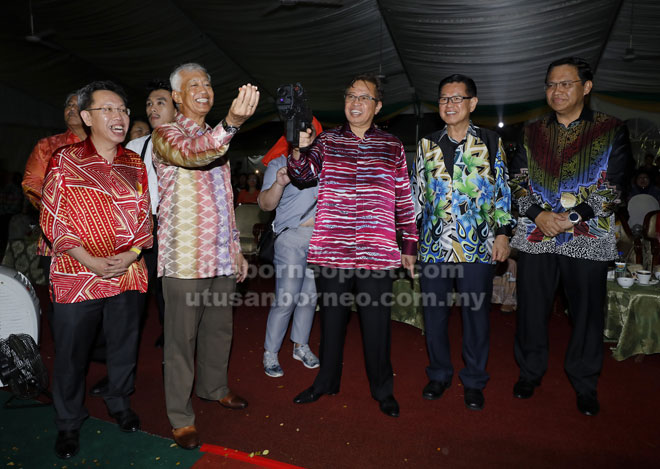  Abang Johari melancarkan majlis Agenda Warisan Pintar Old Kuching 2019 di Tebingan Kuching, malam kelmarin. Turut kelihatan Dr Sim, Morshidi dan Abang Abdul Wahap. 