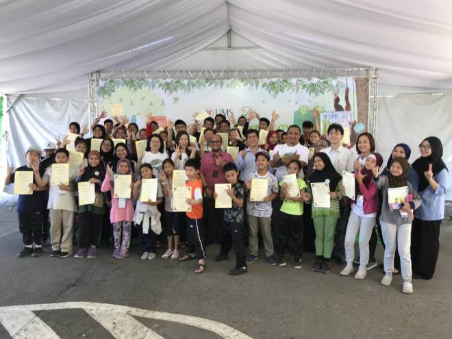 RAKAN Borneensis merakam gambar kenangan bersama tetamu kehormat pada majlis penutupan yang berlangsung di IBTP UMS. 