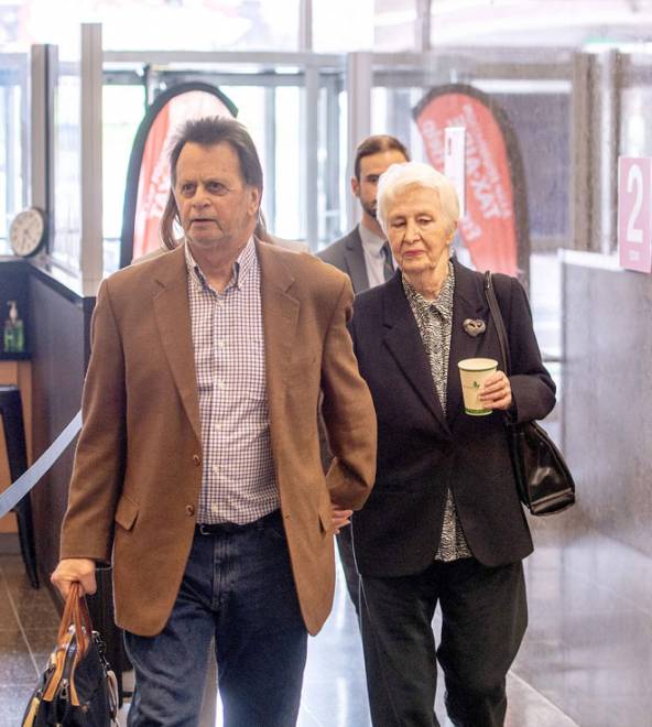  Hardeman (kiri) pulang bersama isterinya Mary (kanan) selepas dia memenangi kesnya menentang syarikat Monsanto                di San Francisco, California pada Rabu. — Gambar AFP