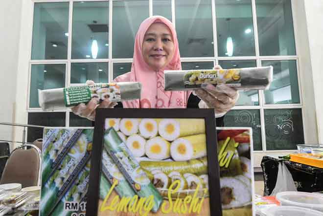  Zuriati mempamerkan produk Lemang Sushi berintikan durian pada Pelancaran Program Pasar Peladang di Menara Lembaga Pertubuhan Peladang (LPP) dekat Kuala Lumpur, semalam. — Gambar Bernama