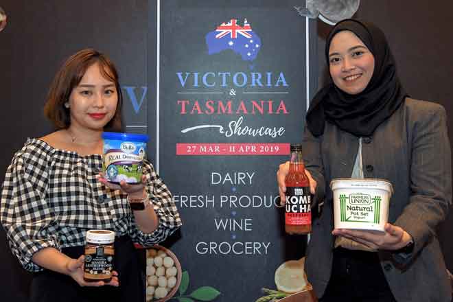 Stephanie Leong (kiri) bersama Khairunnisya Hanis (kanan) menunjukkan antara produk terbaharu pada Majlis Pelancaran Produk Victoria dan Tasmania di Jasons Food Hall Bangsar Shopping Centre, semalam. — Gambar Bernama