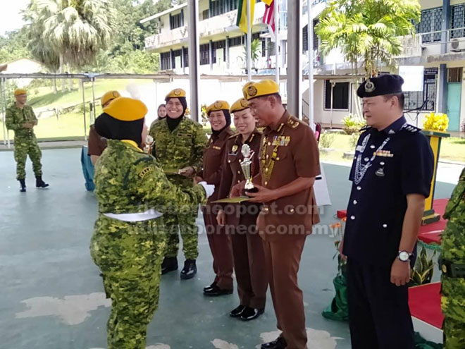  Aisah menerima anugerah Relawati Terbaik daripada Rini.