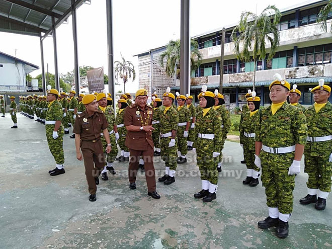  Rini memeriksa perbarisan anggota RELA pada Kursus Asas Rela Siri 1/2019.