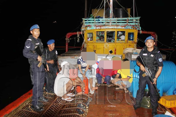 JURAGAN bersama empat anak kapal warga Vietnam yang ditahan PPM Sandakan.