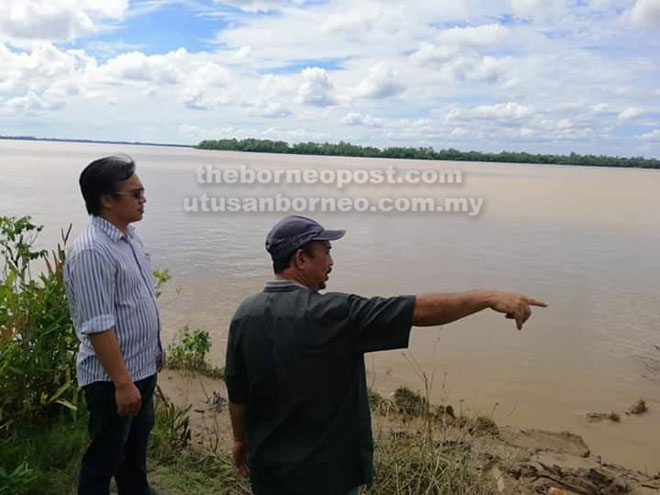  Razi menyaksikan sendiri kawasan sekolah yang semakin hampir dengan sungai. Majelan menunjukkan kawasan yang rosak teruk akibat hakisan.