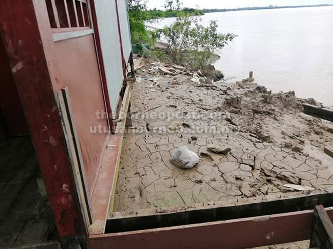  Salah satu bangunan sekolah sudah terlalu hampir dengan sungai.