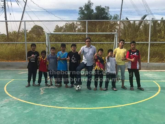  Razi bersama belia kampung bergambar ketika lawatan ke kawasan beliau di Saribas.