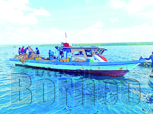 SALAH sebuah bot yang ditahan Maritim Malaysia di perairan Pulau Kerok Kunak.