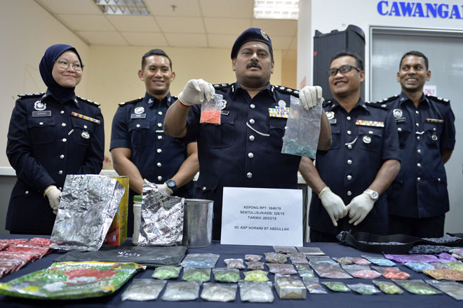  Shanmugamoorthy (tengah) menunjukkan rampasan pelbagai jenis dadah yang bernilai RM142,460, ketika sidang media di Ibu Pejabat Daerah (IPD) Sentul dekat Kuala Lumpur, semalam. — Gambar Bernama
