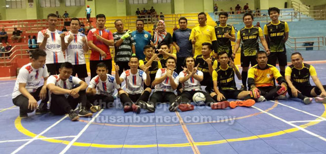  Sapri (berdiri, tujuh kiri) dan jawatankuasa penganjur bersama pasukan Kuching dan Sibu di pentas final kejohanan.