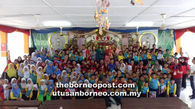  Ismail, Hairee dan peserta Kumpulan SRSW3 NPQEL 2.0 Ambilan 1 Tahun 2019 dari IAB Cawangan Sarawak merakam kenangan bersama murid SK Bako pada program berkenaan semalam.