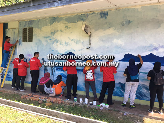  Peserta Kumpulan  SRSW3 NPQEL 2.0 Ambilan 1 Tahun 2019 dari IAB Cawangan Sarawak bersama para ibu murid SK Bako melukis mural di dinding sekolah terbabit 