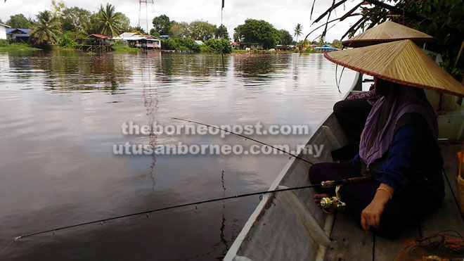  Kaki pancing tertumpu di Sungai Balingian sedang menunggu penuh sabar pancing mengena pada udang galah.