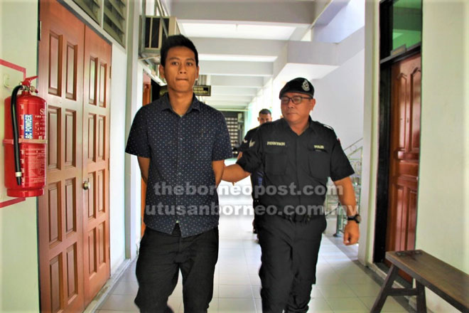  Tertuduh (kiri) dibawa keluar dari mahkamah selepas perbicaraannya di Mahkamah Majistret Sibu, semalam.