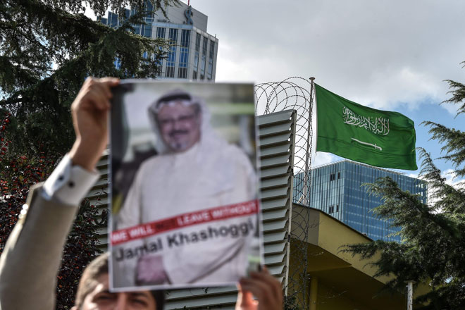  Dalam gambar fail yang diambil pada 5 Oktober 2018, penunjuk perasaan membawa gambar Khashoggi sewaktu demonstrasi di depan konsulat Arab Saudi di Istanbul, Turki. — Gambar AFP