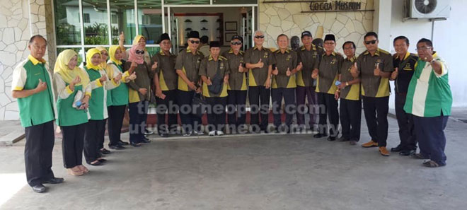  Rombongan PEMADAM Daerah Kuching dan ahli-ahli PEMADAM Daerah Tawau bergambar di hadapan bangunan Teck Guan Cocoa Museum Tawau.